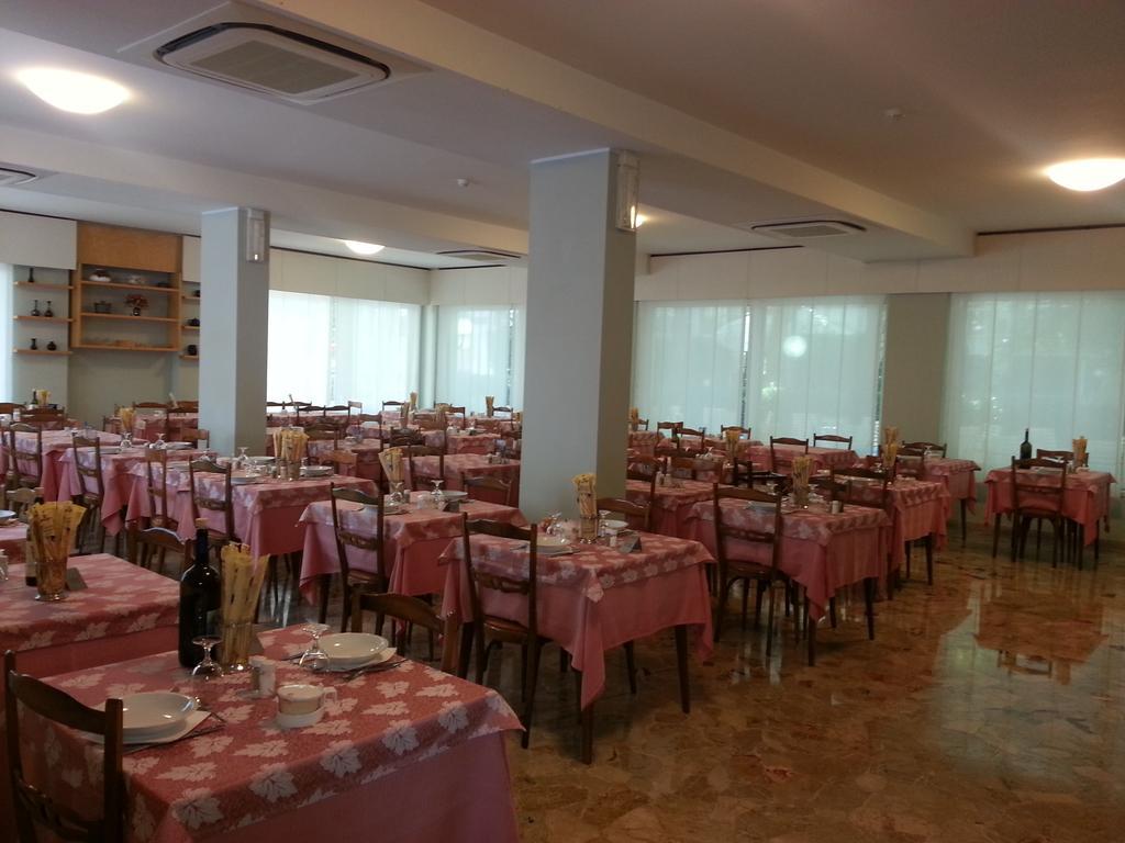 Hotel Irene Риччоне Экстерьер фото