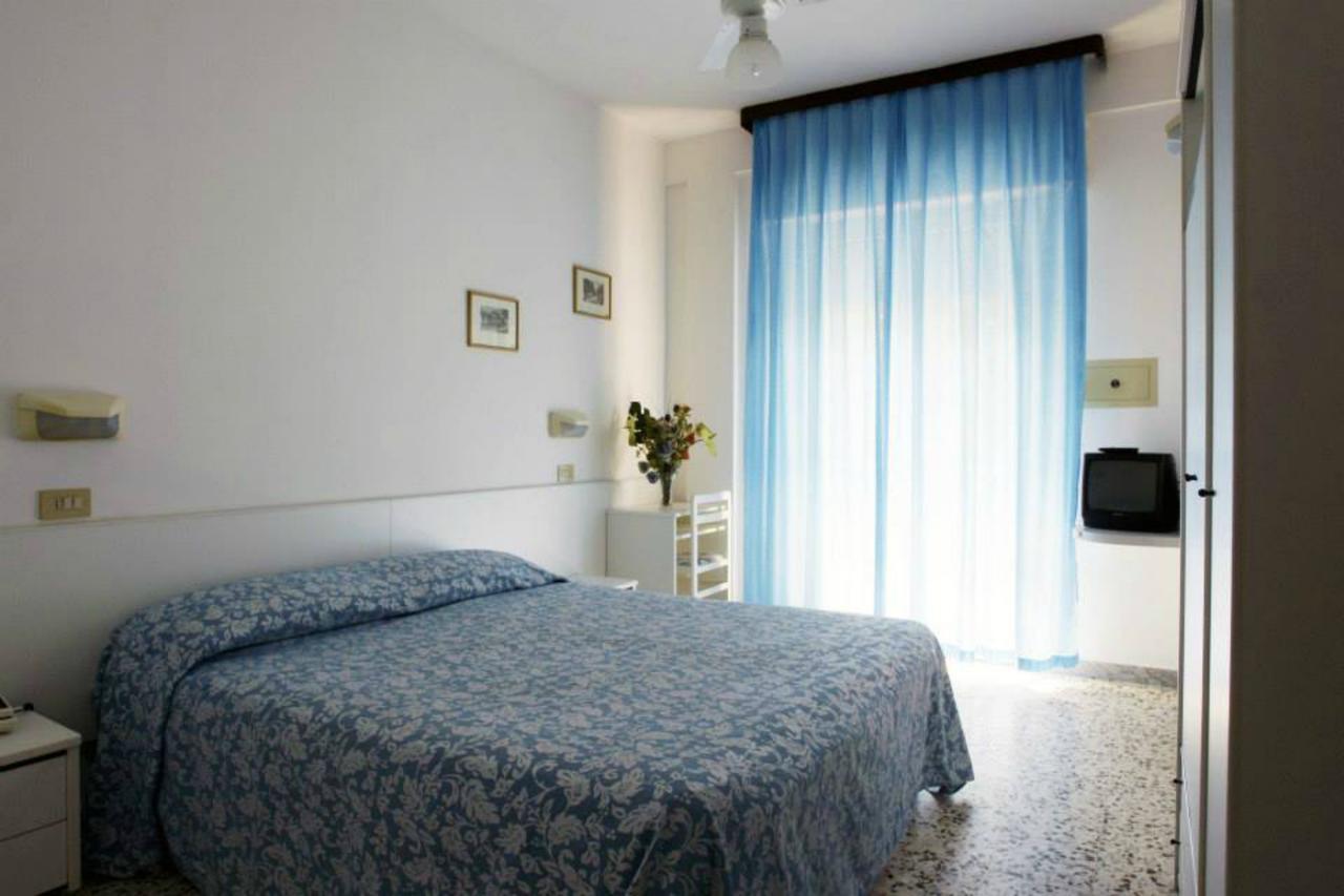 Hotel Irene Риччоне Экстерьер фото